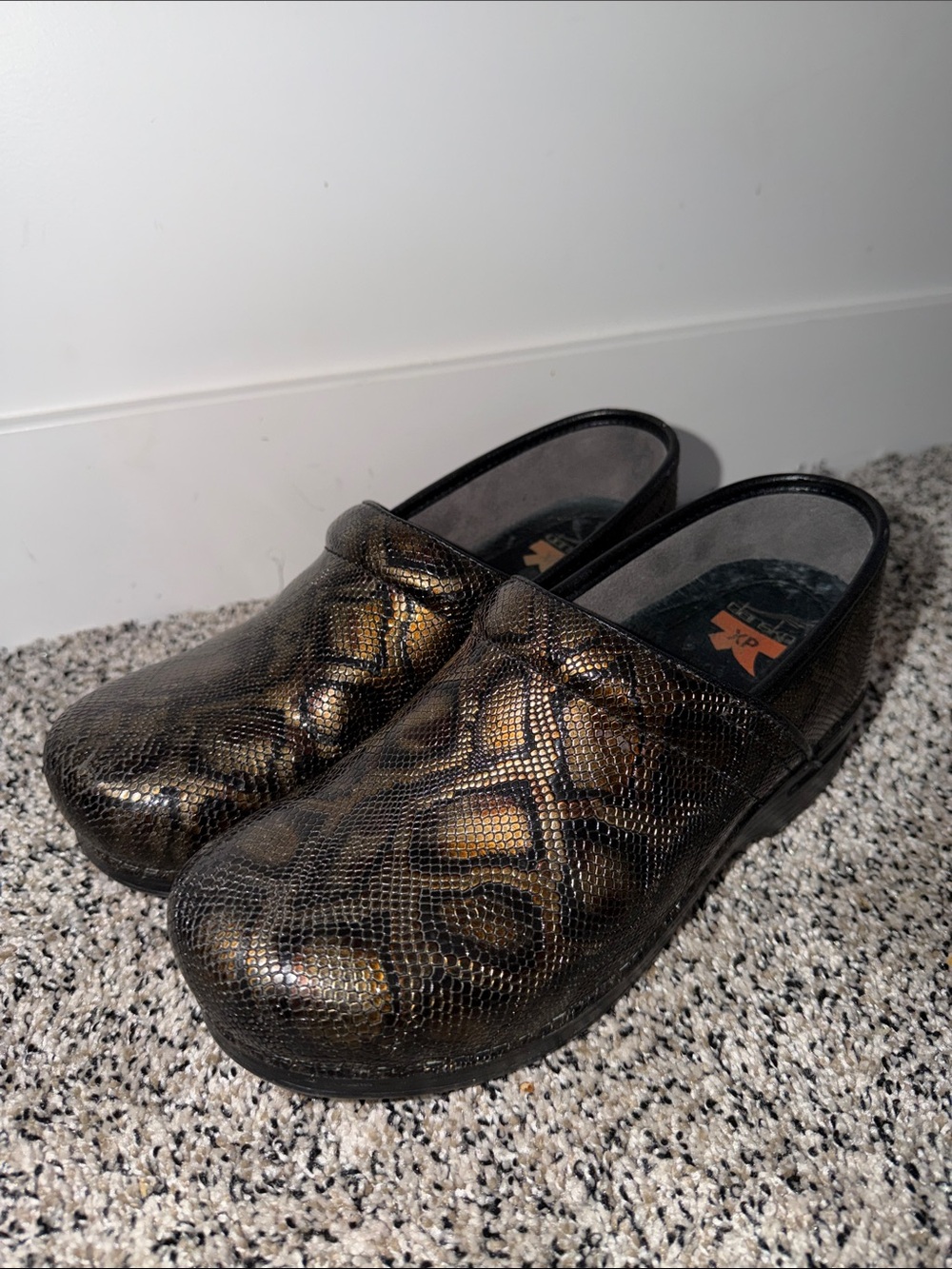 Dansko Snakeskin Pattern Clogs Women’s Size 40 Bronze